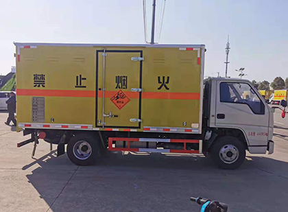 阿巴嘎爆破器材运输车工人安全操作规范与智能技术保障